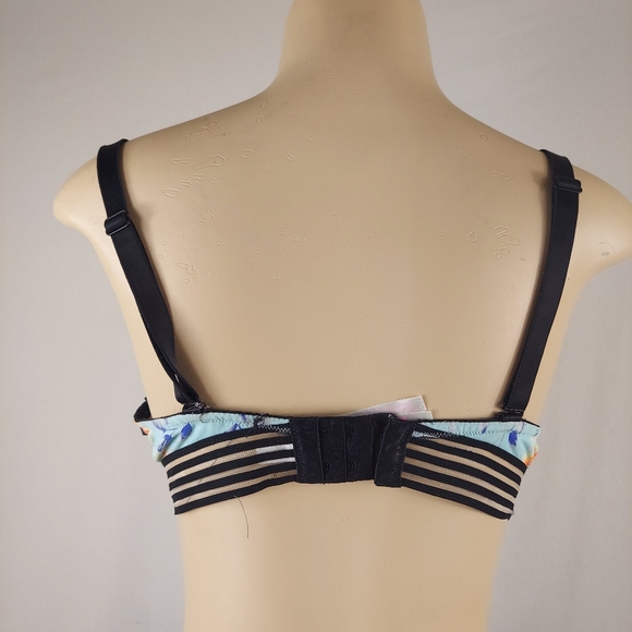 Victoria’s Secret push up bra 36D with flaws - Picture 4 of 10